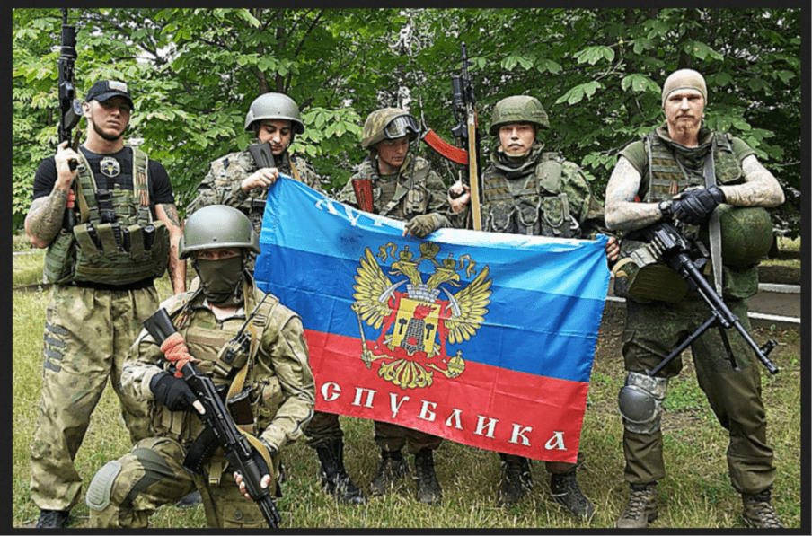 Крайний слева - Борис Воеводин (питерский нацист и боец спецназа ФСКН "Гром"), рядом с ним держит флаг Кирилл Римкус другой питерский неонацист, внизу на колене Геннадий Дубовой - журналист и политтехнолог ОРДЛО