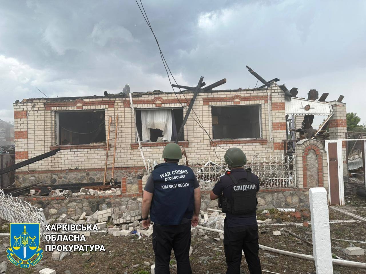 Последствия авиаударов по селу Золочев в Харьковской области