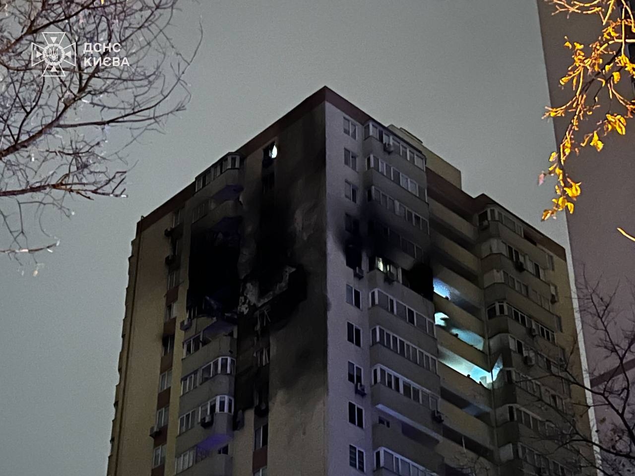 Жилая многоэтажка в Соломенском районе Киева после попадания в нее