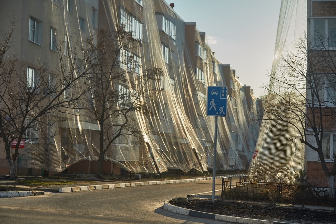Защитная сеть на жилом доме в Шебекине