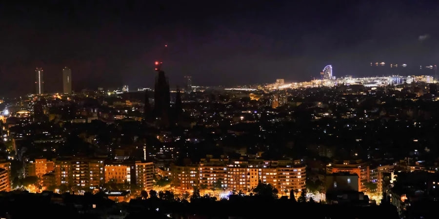 Барселона во время блэкаута 28 апреля 2025 года (Фото: REUTERS/Nacho Doce)