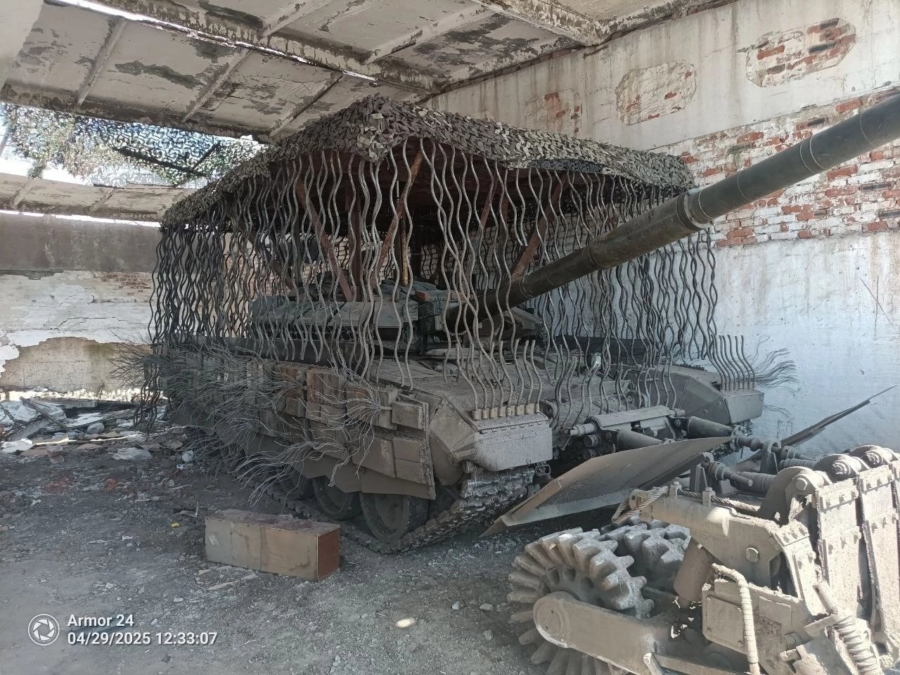 Российский танк с «химзавивкой»