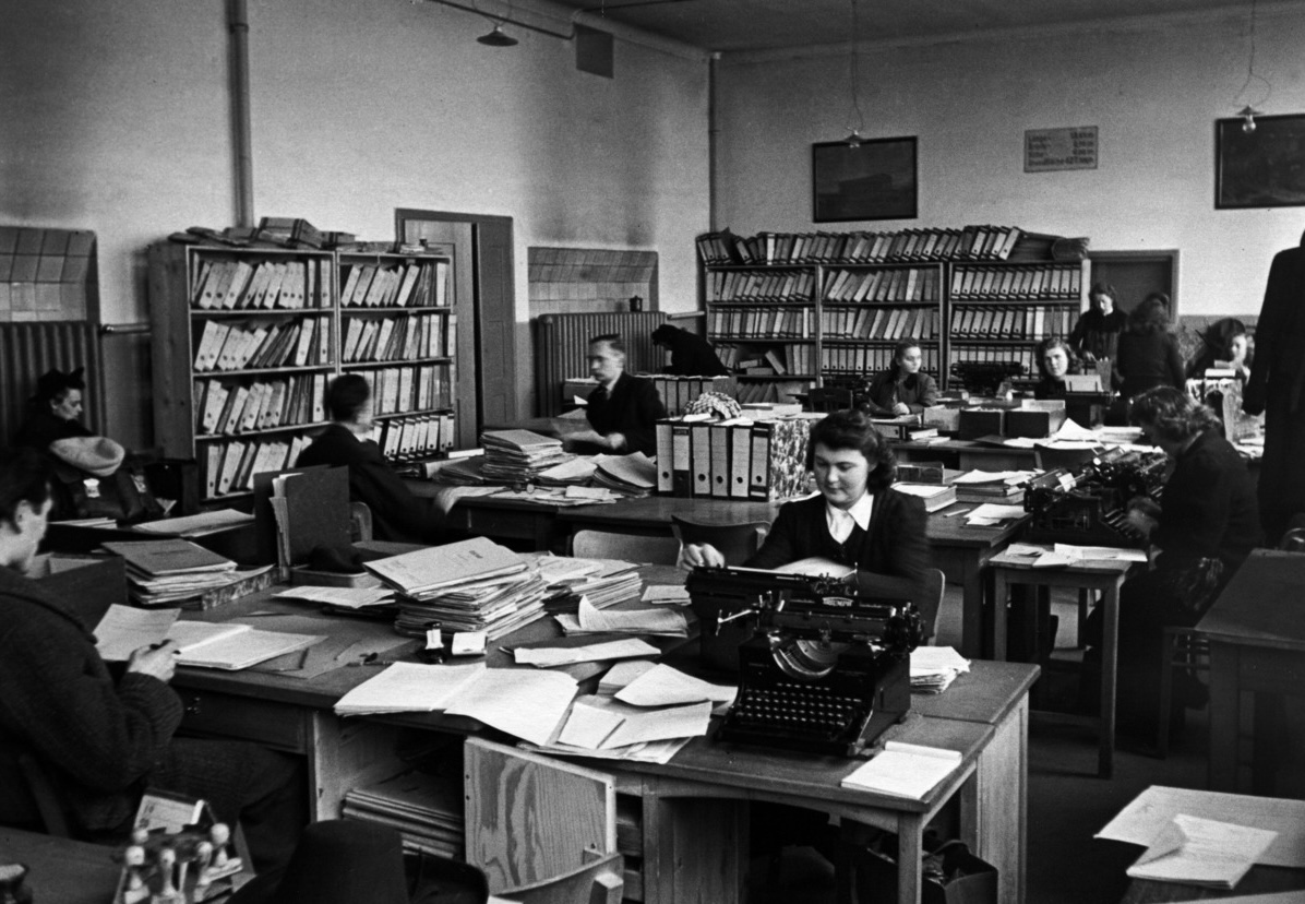 Подготовка к заседанию одного из судов по денацификации в Нюрнберге, 1947 год