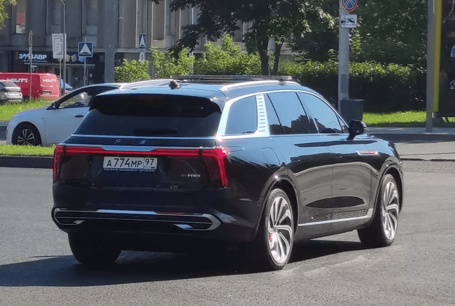 Китайский кроссовер Hongqi E-HS9 в 2023 году купила даже ФСБ