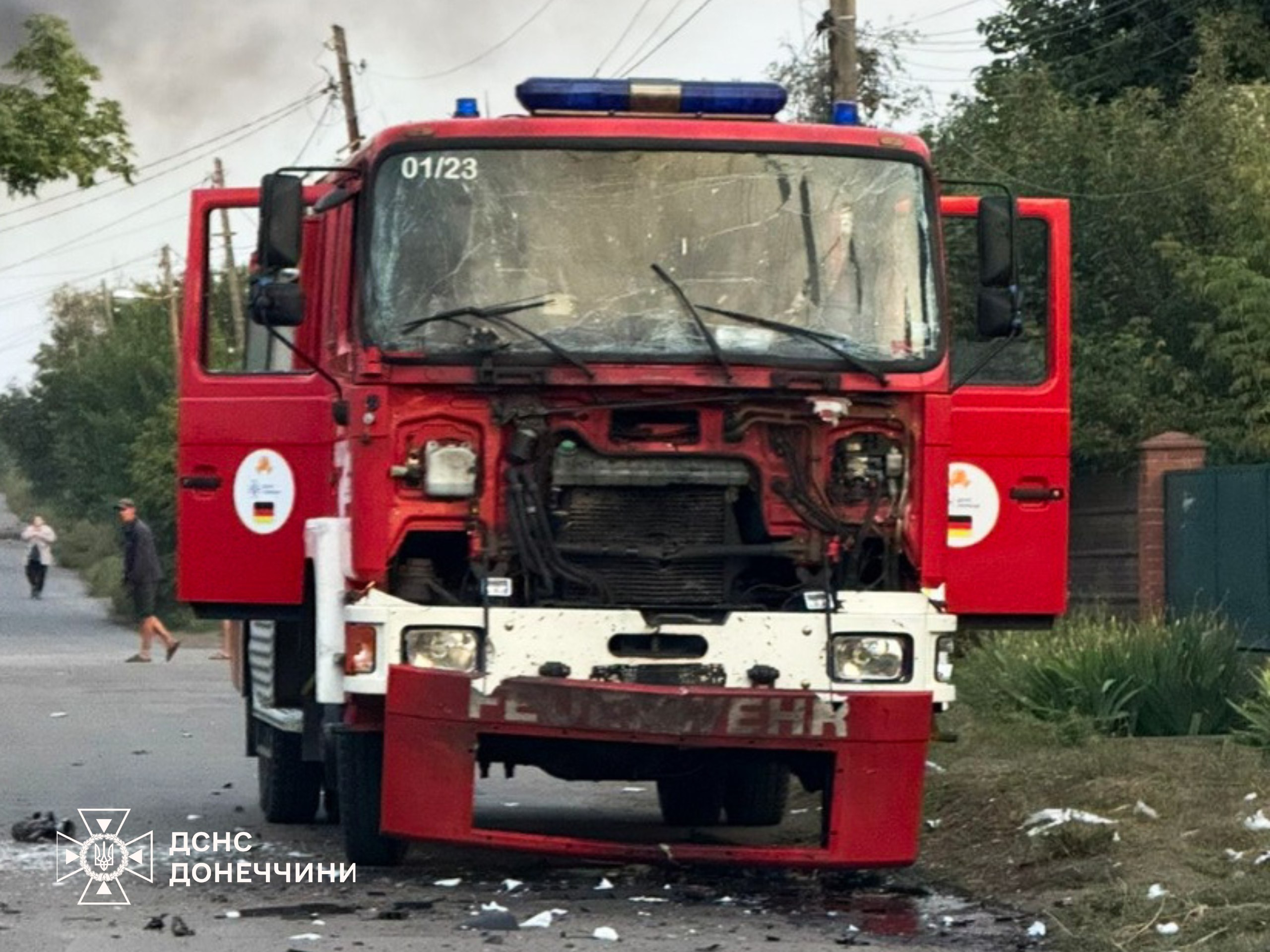 Поврежденный пожарный автомобиль в Краматорске