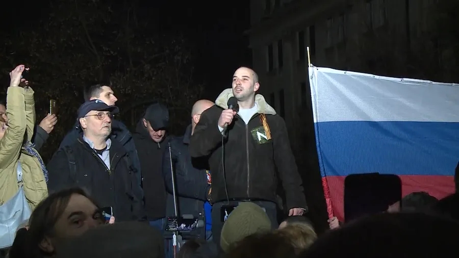 Дамьян Кнежевич на митинге в поддержку России, Белград, март 2022