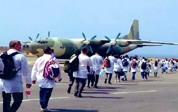 Из Венесуэлы улетают кубинские врачи и военные