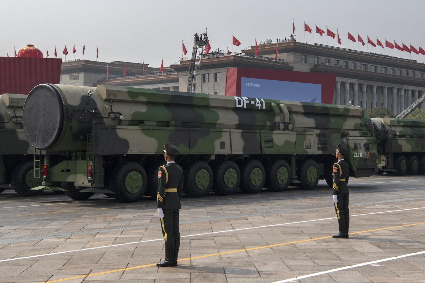 Самоходная установка китайских межконтинентальных баллистических ракет DF-41 на параде в 2019 году
