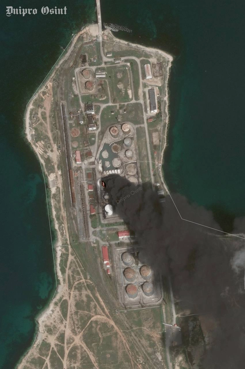 Спутниковый снимок последствий налета на нефтебазу «Югторсан» в Севастополе 18 апреля 2026 года