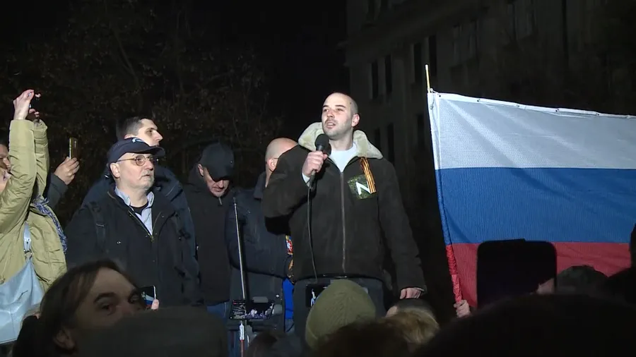 Дамьян Кнежевич на митинге в поддержку России, Белград, март 2022