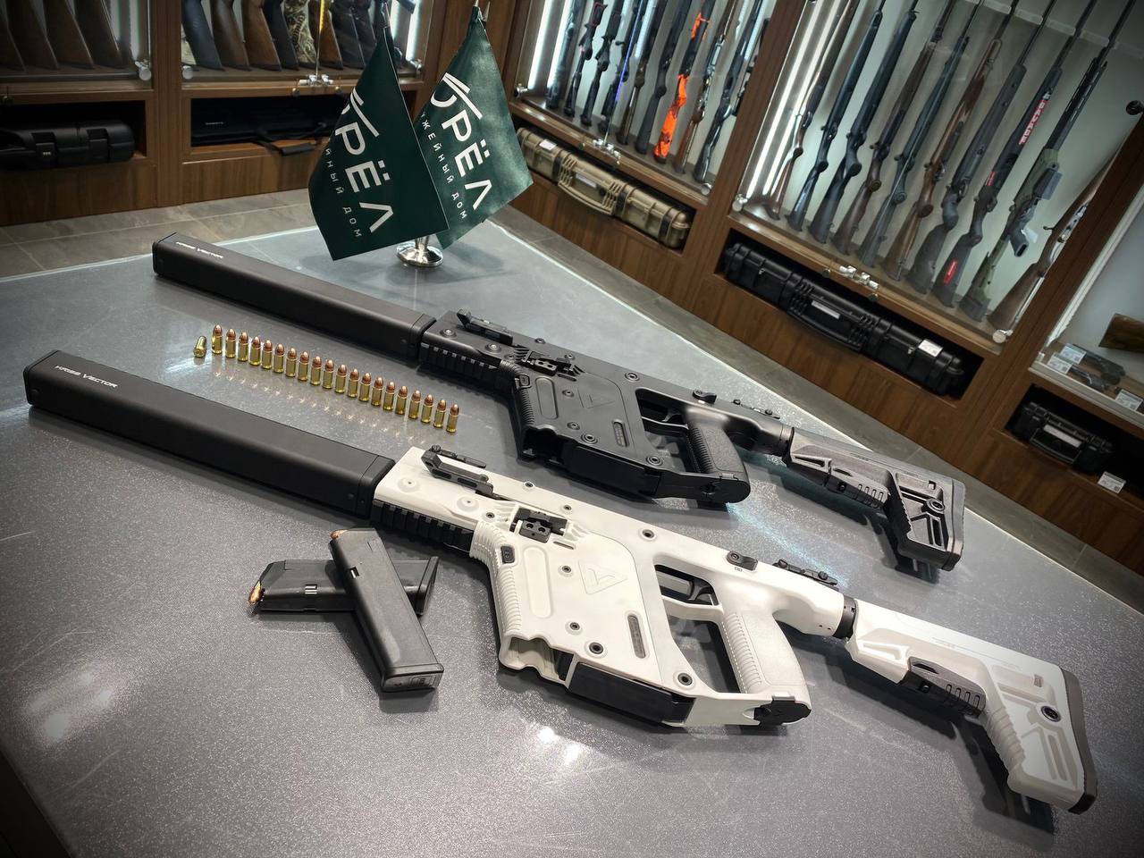 Карабины Kriss Vector CRB на стойке российского магазина «Орел», август 2023 года